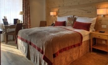 Le Petit Cervin Otel Zermatt Dış mekan fotoğraf A bed with a bed skirt