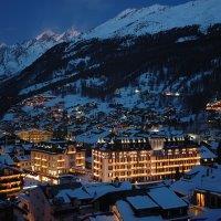 Le Petit Cervin Otel Zermatt Dış mekan fotoğraf The resort at night